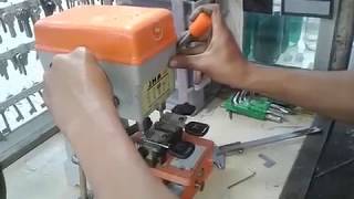 Melihat Proses pembuatan Duplikat kunci Key duplicator process Machine [upl. by Alol]