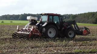 Groenbemester zaaien in Nijemirdum met een Valtra N121 en een Zocon Z300 zaaimachine [upl. by Dave]