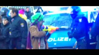 polizei verhaftet einen ClownDemonstranten legen sich mit Polizei an ACTA 11022012 [upl. by Lilian]