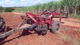 Subsolagem  Case Farmall 130A com Subsolador Baldan 5 de astes [upl. by Nedlog]