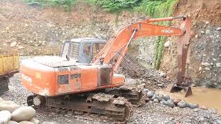 BEKO HITACHI X200 MENGERUK BATU SUNGAI LOADING DUM TRUKC Q [upl. by Hsakiv]