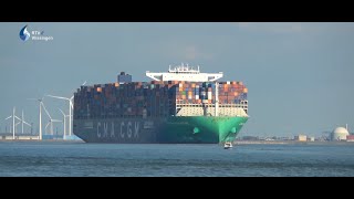 Containerschip CMA CGM Montmartre vaart langs de boulevard [upl. by Norha]