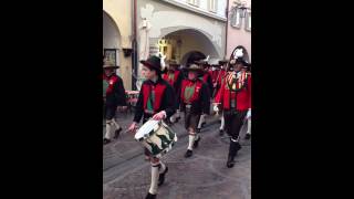 Sfilata tirolese in costume con la banda a Merano [upl. by Brade]