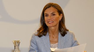 La reina Letizia combina las zapatillas con el traje de lino [upl. by Ainadi]