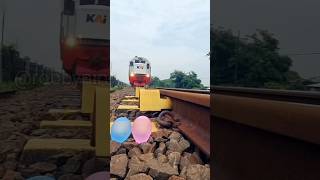 Kereta api vs balon ping dan biru [upl. by Sawtelle]