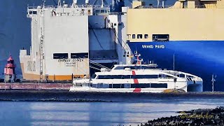 AG EMS Insel Borkum Katamaran Fähre amp riesige Autotransporter Hafen Emden ferry meets car carriers [upl. by Aistek]