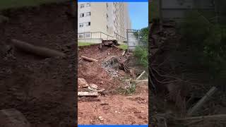 Chuva em SP Deslizamento ameaça casas em comunidade no bairro Campo Limpo [upl. by Yentterb]