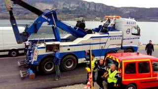 Lac dAnnecy  Sortie de leau du camion accidenté au fond du Lac [upl. by Nevarc924]