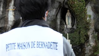 Les malades au coeur du Sanctuaire de Lourdes [upl. by Iphigenia]