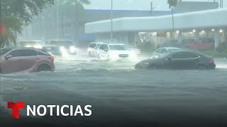 Las torrenciales lluvias paralizan autopistas y aeropuertos al sur de Florida  Noticias Telemundo [upl. by Sitof]