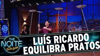 The Noite 040816  Luís Ricardo faz o circense e equilibra pratos sem fogo [upl. by Wichern274]