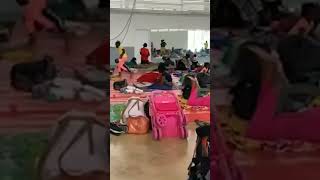 Solidaridad en México Albergues brindan comida y agua a migrantes de la caravana hacia USA Shorts [upl. by Noffets917]