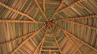 Construcción de un kiosko de madera y techo de palma en Guainía [upl. by Anillek]