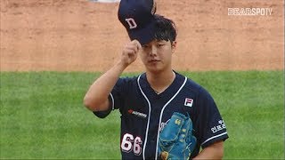 2017 KBO 정규시즌 대선배 이승엽 선수에게 인사를 건네는 박치국 0917 [upl. by Llerehc]