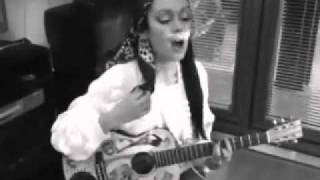 Silvina Magari  Ella Es Mejor Que Uo Guitarra y Voz En BMG [upl. by Cudlip769]