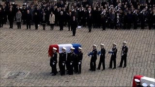 Les cercueils des soldats quittent les Invalides sur la Marche funèbre de Chopin [upl. by Emmeram]