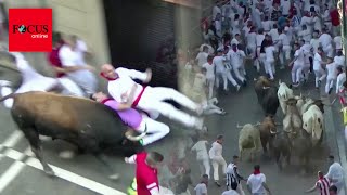 Bei umstrittener Tradition trampeln wilde Stiere Dutzende Männer nieder [upl. by Vezza]