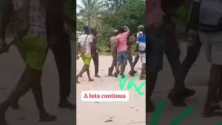 Em Inhambane população captura agente da polícia acusada de atirar contra um manifestante [upl. by Renrut]