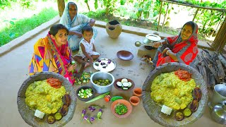 শালপাতায় গরম খিচুড়ির সাথে বাগানের টাটকা কাঁচালঙ্কা গন্ধরাজ লেবু জমিয়ে খাওয়া  Khichuri recipe [upl. by Deering]