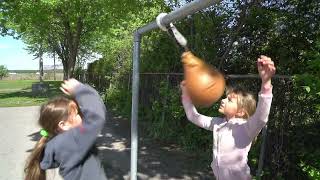 « Tour Eiffel » – jeu de ballonpoire  Sur les traces dune famille acadienne de la NouvelleAcadie [upl. by Trilley]