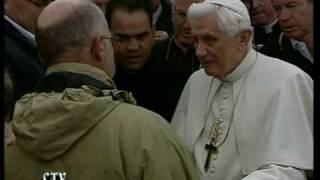 Papst Benedikt XVI besucht Erdbebenregion in Italien [upl. by Enneyehs]