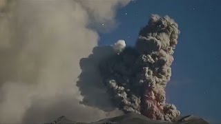 El volcán Sabancaya volvió a arrojar ceniza y humo a unos 3500 metros [upl. by Airym]