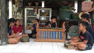 Belajar Gamelan Barong Bangkung Capung Gantung [upl. by Tlevesor]