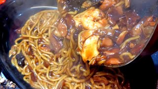 Korean street Black bean noodles quotjajangmyeonquot  Korean street food 길거리 해물쟁반짜장요미야미 [upl. by Araldo273]