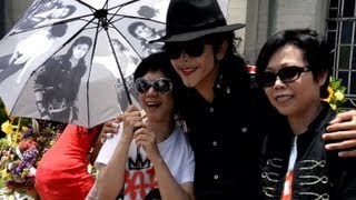 Les fans marquent les 4 ans de la mort de Michael Jackson [upl. by Atiraj]