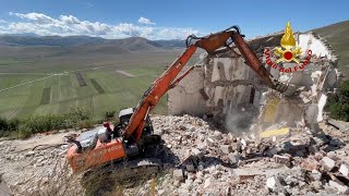 Castelluccio demolizioni controllate degli edifici lesionati [upl. by Guarino]