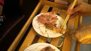 用筷子剝蝦 How to shell shrimp with chopsticks [upl. by Camilia321]