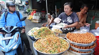 Phở xào bún xào miến xào ăn với chả giò giòn rụm ngon có tiếng ở Sài Gòn tháng bán 6 ngày [upl. by Aivan]