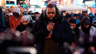 أمريكان يدعو للإسلام في وسط تايم سكوير التراويح Muslims praying Taraweeh in Time Square [upl. by Are]