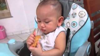 201384 Baby Michael Belajar Makan Biskuit Sendiri Baby Finger Food [upl. by Kcirdnek]