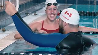 Laurent Duvernay Tardif nage avec lathlète paralympique Aurélie Rivard [upl. by Fawnia]