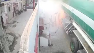 The oil tanker caught fire while pouring the petrol into the tank Petrol pump Pakistan Oil [upl. by Nwhas]