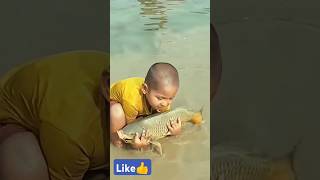 मछली पकड़ने वाला बच्चा 😱।। sssed shorts ।।shortsvideo fishing shortfeed shorts [upl. by Eneres26]