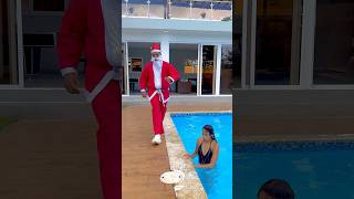 A Santa Claus le encanta la piscina 🎅🏊🏼‍♀️🤣💦 shorts santaclaus humor navidad funny [upl. by Avuha158]