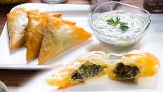 Spanakopita z sosem tzatziki  trójkąty filo ze szpinakiem i serem feta [upl. by Ahserkal]