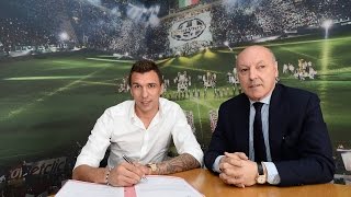 Mandzukic inizia la sua avventura alla Juventus  Mandzukic begins his Bianconeri adventure [upl. by Gillead]