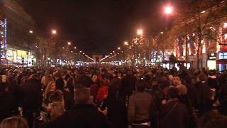 Affluence sur les ChampsElysées pour fêter le passage en 2012 [upl. by Annaiviv447]