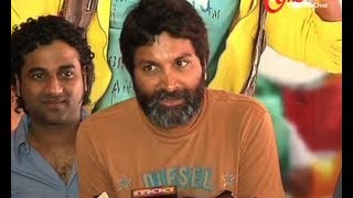 Gabbar Singh Theatre Coverage  Devi Sri  Trivikram  Dil Raju [upl. by Nac]