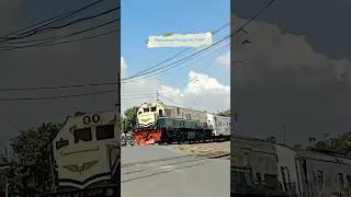 Kereta Api Kaligung Cirebon Semarang dengan corak vintage melewati Perlintasan Panggung Baru Tegal [upl. by Idihc711]