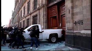 Normalistas dan portazo en Palacio Nacional [upl. by Dyer]