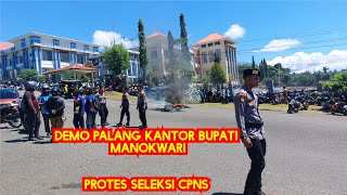 Pencari Kerja Demo Protes Hasil Seleksi Berkas Administrasi Tes CPNS Palang Kantor Bupati Manokwari [upl. by Hau]