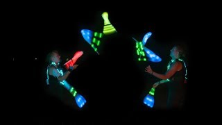 Duo LED Jonglage mit Keulen amp Pixel Poi I Lumix Juggling Bundesweit buchen [upl. by Nytsirhc219]