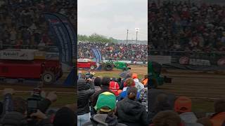 Tracteur pulling vert [upl. by Oirretna238]