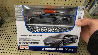 MAISTO ASSEMBLY LINE LAMBORGHINI AVENTADOR 124 DIECAST MODEL CAR CLOSE UP LOOK [upl. by Ardnasak360]