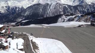 Altiport de Courchevel  décollage dun avion dans un super [upl. by Rafa]