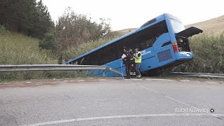 Montescagliosoautobus esce fuori strada feriti alcuni studendi [upl. by Petie]